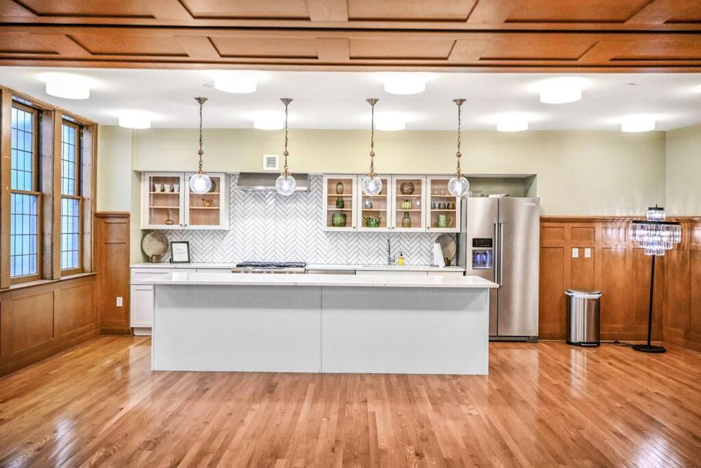 2Br Unit In The Heart Of Dt With View Of Playhouse Square, Pool & Gym Access- 305 Lägenhet Cleveland Exteriör bild