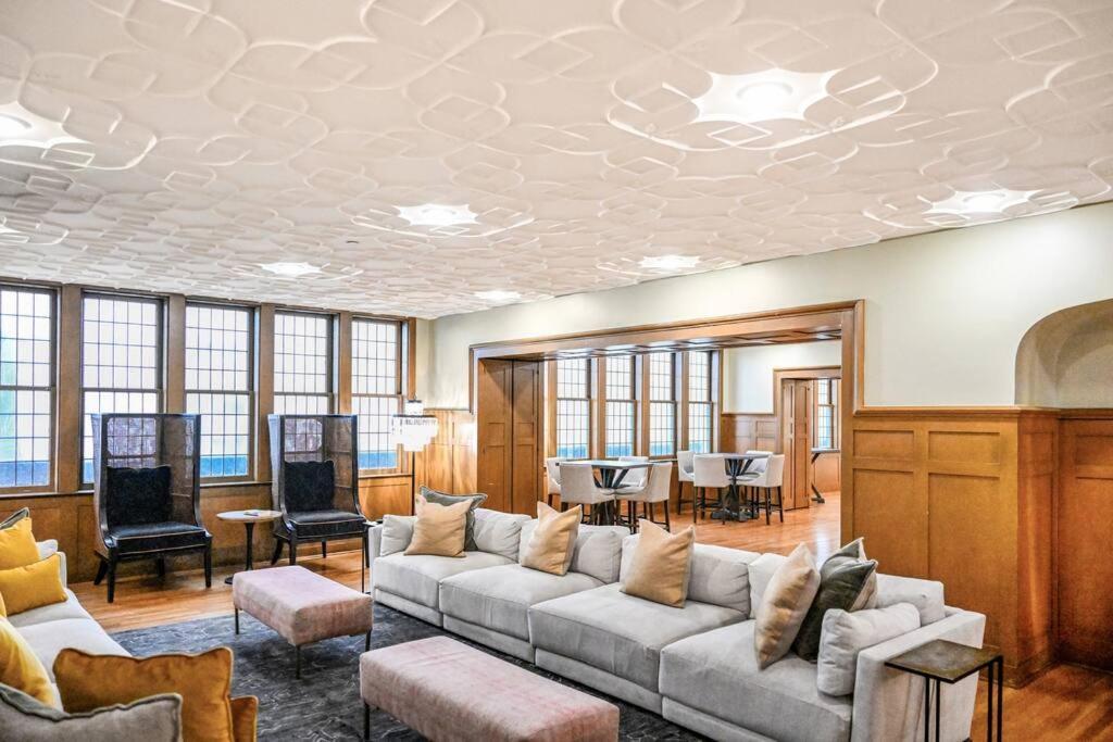 2Br Unit In The Heart Of Dt With View Of Playhouse Square, Pool & Gym Access- 305 Lägenhet Cleveland Exteriör bild