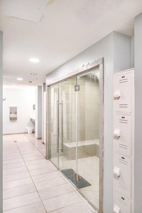 2Br Unit In The Heart Of Dt With View Of Playhouse Square, Pool & Gym Access- 305 Lägenhet Cleveland Exteriör bild